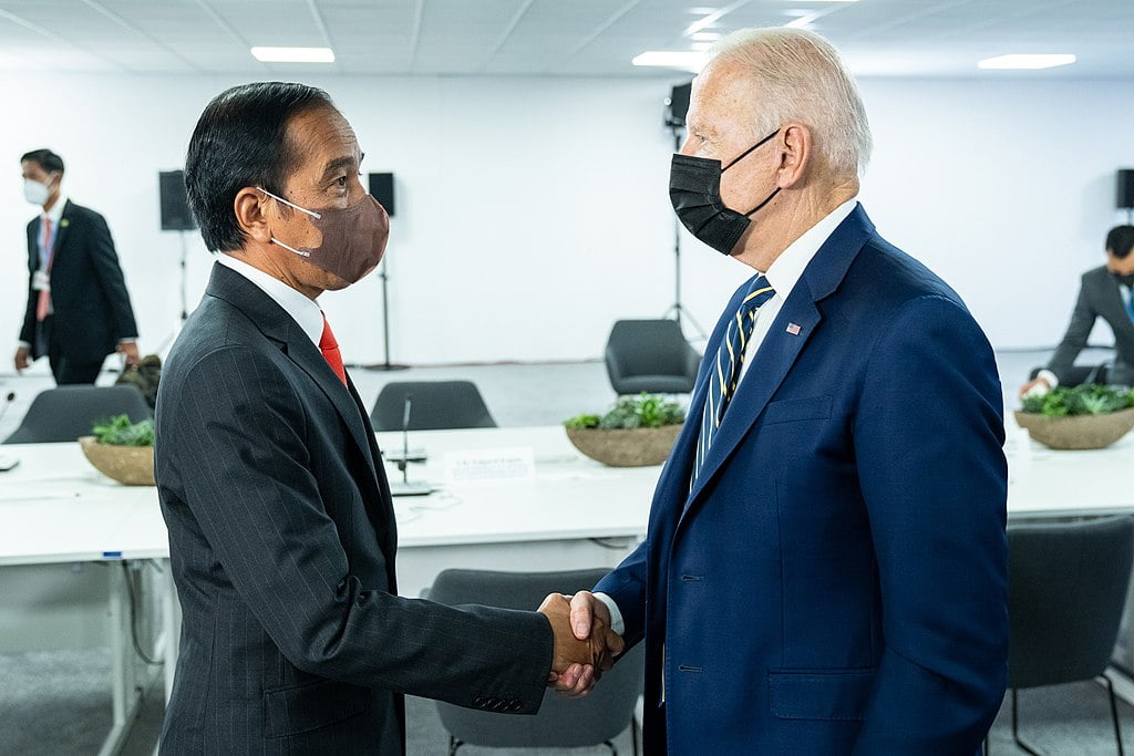 Indonesian President Joko Widodo (left) meeting with US President Joe Biden (right), who is hosting the online ‘Summit for Democracy’. (The White House, Wikimedia Commons) : The White House, Wikimedia Commons