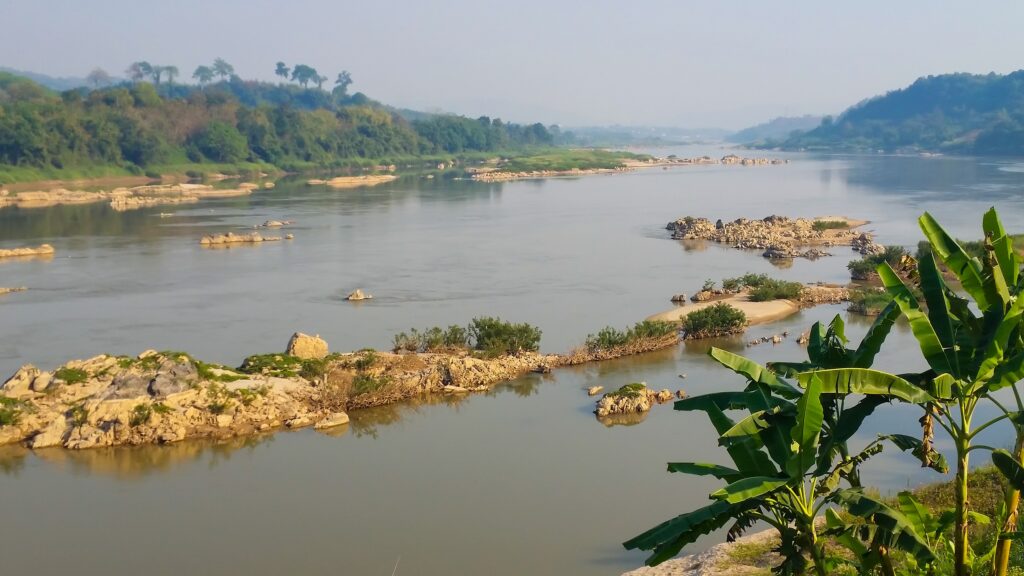 Saline intrusion is one of the environmental threats facing more than 70 million people who depend on the Mekong River. (Wandelende Tak, Wikimedia Commons) : Wandelende Tak, Wikimedia Commons