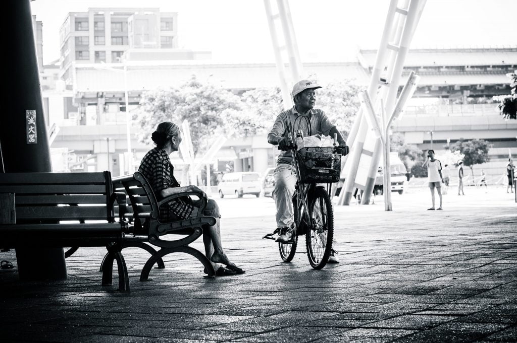 Eldery man and woman talking in Yuanshan park, Taipei. : Bryon Lippincott/Flickr