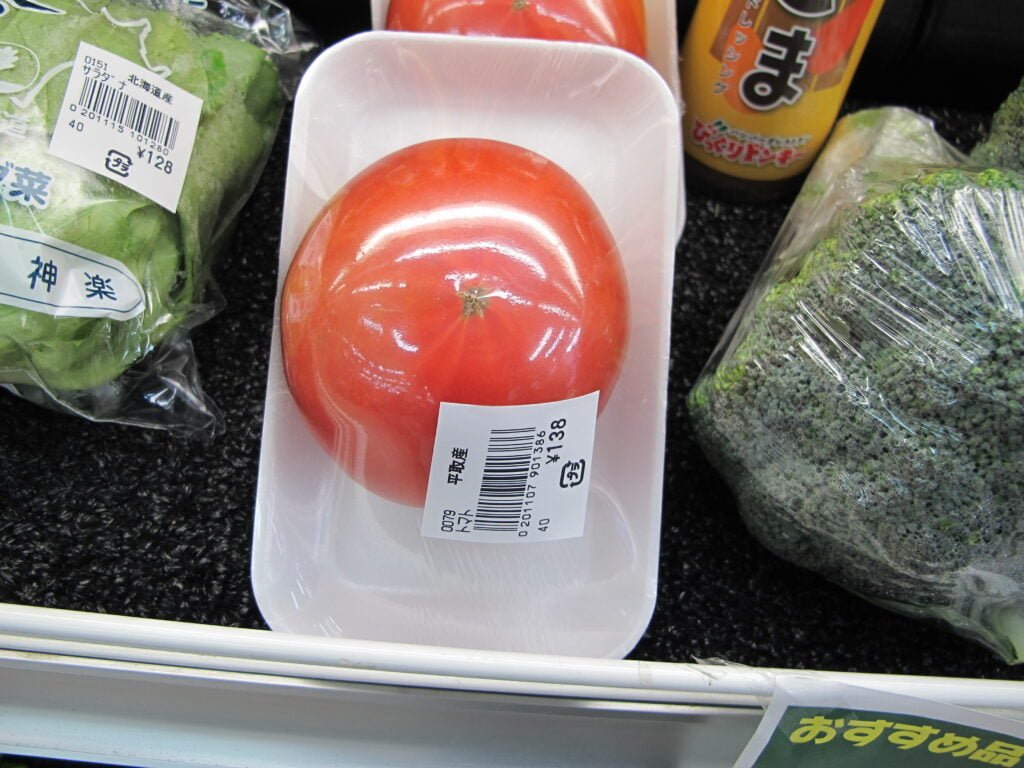 Does a single tomato really need a styrofoam tray and plastic wrap? : Sgroey (Wikimedia) CC 4.0