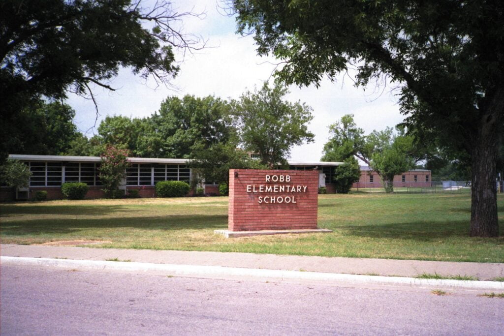 60 police waited more than an hour outside this school, despite reports of an armed man killing children inside : Don Holloway, Wikimedia CC 2.0