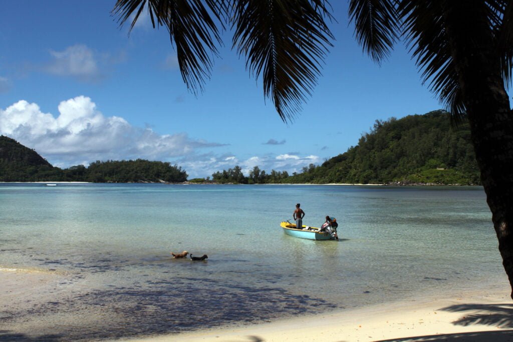 Through debt cancellation Seychelles was able to establish marine conservation areas : flowcomm (Flickr) CC 2.0