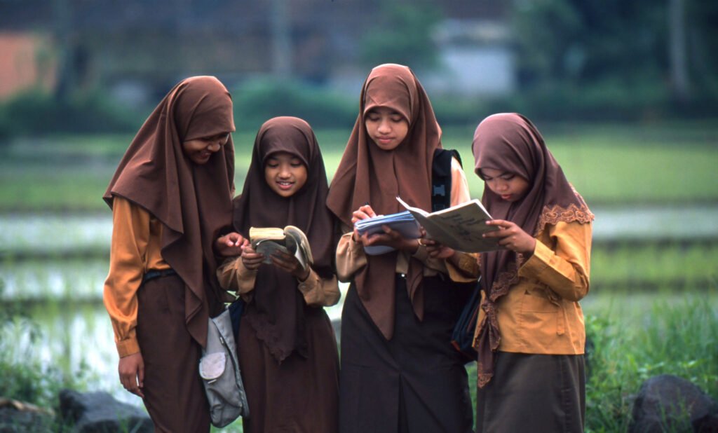 Educational opportunities are not distributed equally in Indonesia. (Asrian Mirza) : Asrian Mirza – ILO Indonesia/Flickr CC by 2.0 Asrian Mirza