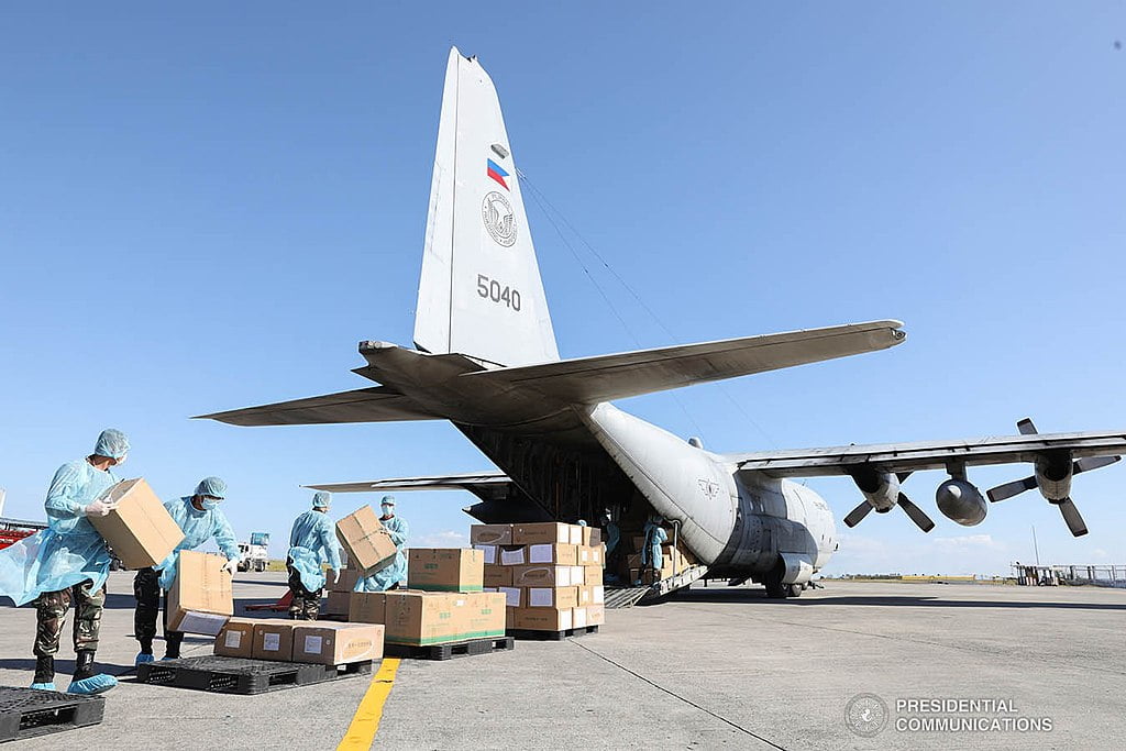 Thousands of aid packages donated by the People’s Republic of China unloaded at the Villamor Air Base in the Philippines. : Toto Lozano / Philippines Presidential Office Public domain
