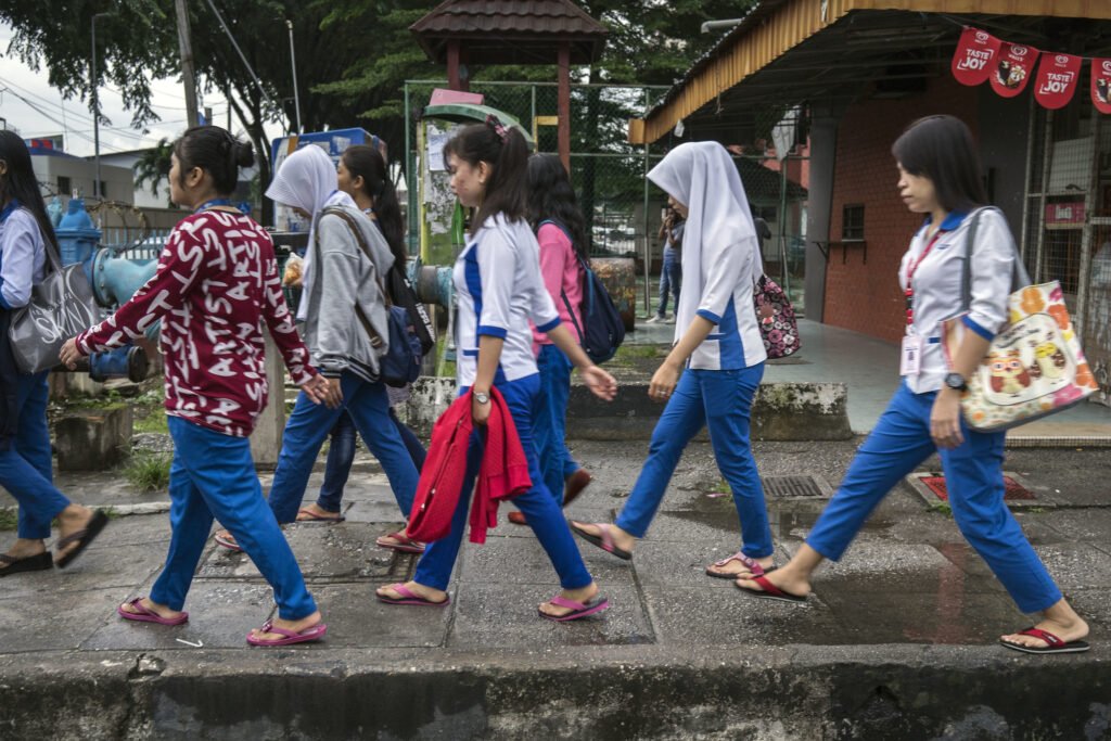 Internal migrant workers can help Indonesia benefit from the demographic dividend. : The roads travelled for work – Women Migrant Workers in Singapore and Malaysia by Staton Winter available at https://bit.ly/3EvDPw6 CC BY 2.0