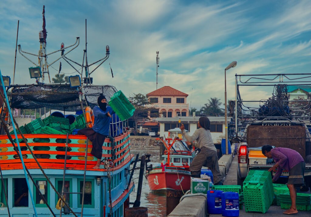 Despite many efforts, exploitation in the Thai fishing industry still occurs. Strengthening policies and legislation is a solid first step and global companies can play a bigger role to end modern slavery practices. : Troup Dresser (Flickr) CC BY-NC 2.0