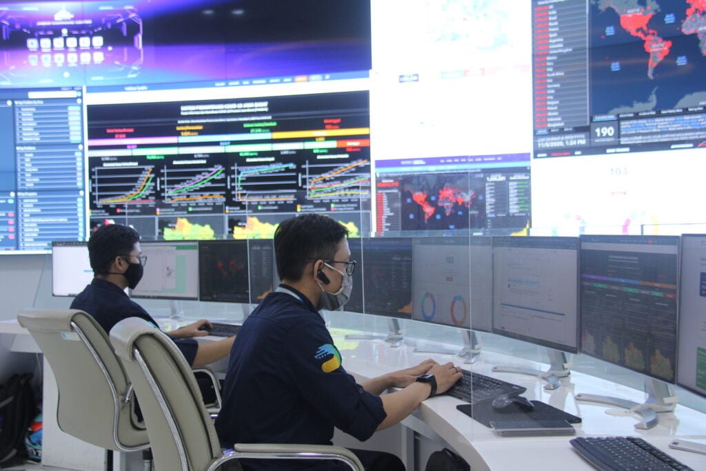 Human-robot relations in an automation of a city (Fakhri Luthfi) : Jabar Command Centre – Indonesia CC by 2.0
