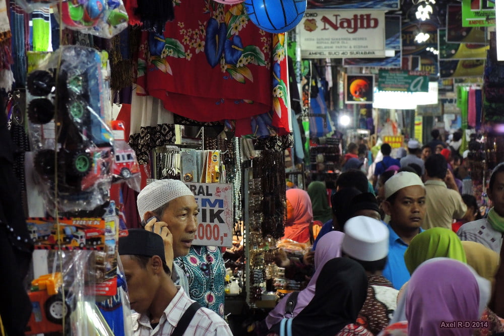 Indonesia’s population diversity makes for big differences in the economy across its provinces. : ‘Arabic Quarter – Surabaya’ by Axel Drainville is available at https://bit.ly/3EEBFup CC BY 2.0