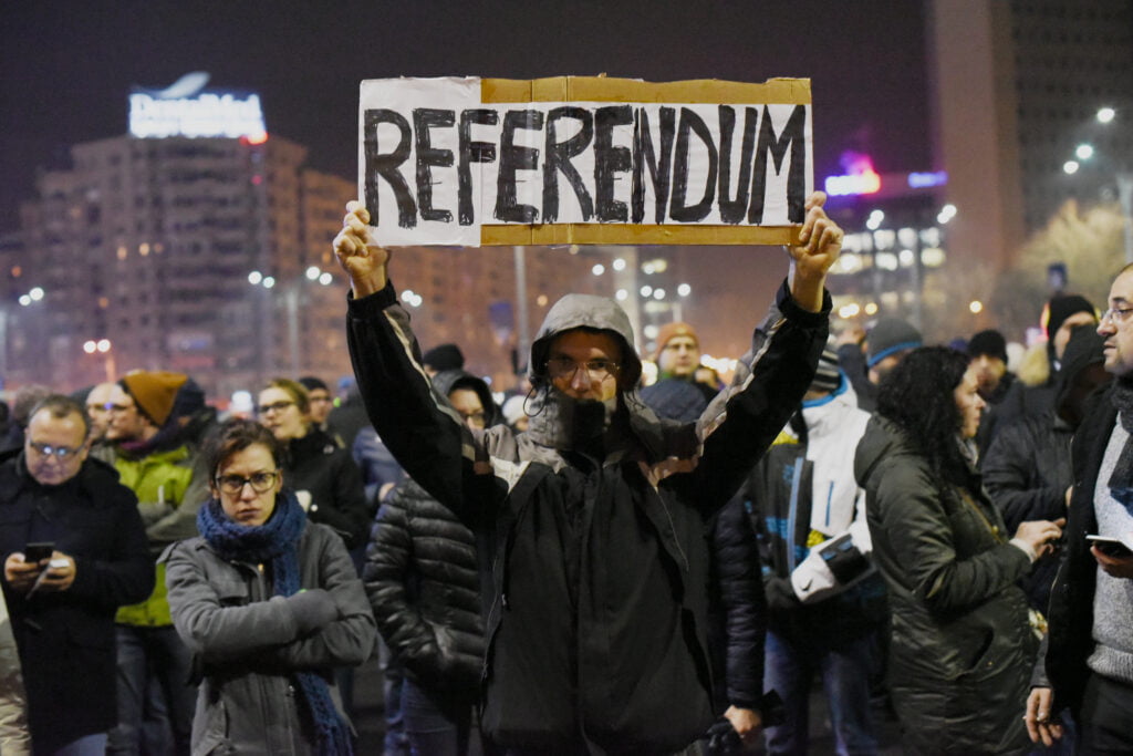 In 2017, hundreds of thousands of people protested the Romanian government’s decriminalising of corruption offences. Civil society and citizens organised non-violent movements, campaigns, and local civic initiatives to push for positive change even when faced with harsh repression. : Paul Arne Wagner (Flickr) CC BY-NC-ND 2.0