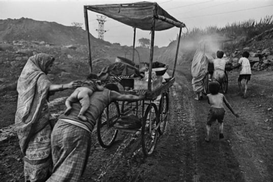 Picking at the seams of mines becomes the only way to eke out a living for many people in the coal mining towns of West Bengal. : Nit1994 CC4.0