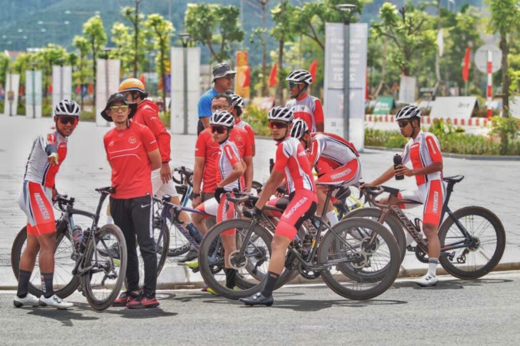 Technology helps competitive cyclists to be faster : “Briefing before competing” provided by Indonesian Cycling Federation https://icf.id/ CC BY 2.0
