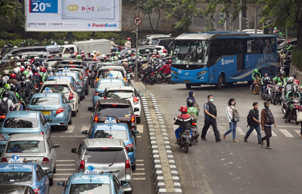 Higher parking charges could help make Jakarta friendlier for pedestrians. : UN Women by Ryan Brown is available at https://bit.ly/3jUjqcM UN Women/Ryan Brown