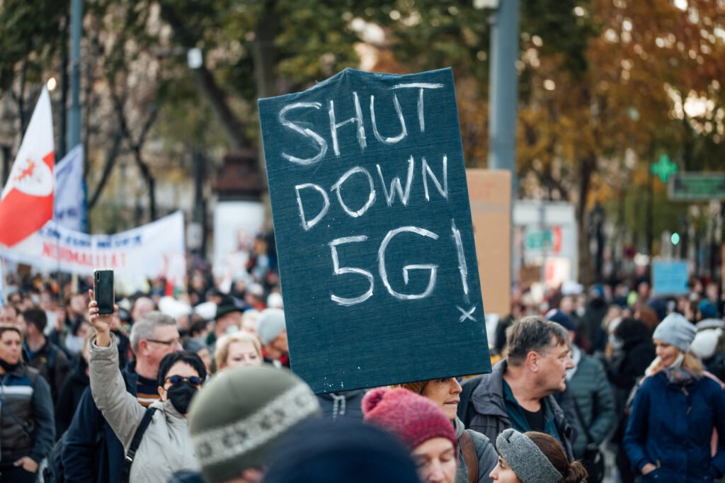During the COVID-19 pandemic, misinformation about the effects of 5G became more prominent. : Ivan Radic, Flickr CC BY 2.0 (https://bit.ly/3ETaWdb)