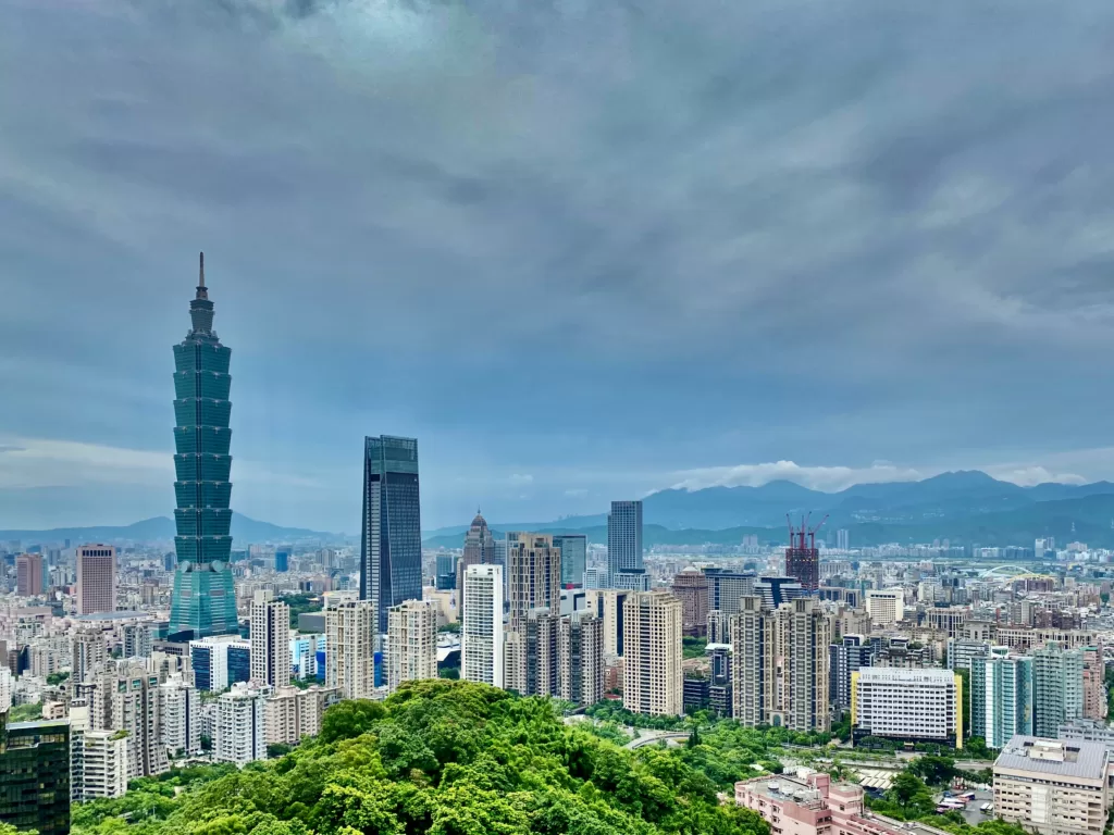 In Taipei, buildings block cooling breezes from flowing between mountain and sea : 毛貓大少爺 CC 2.0
