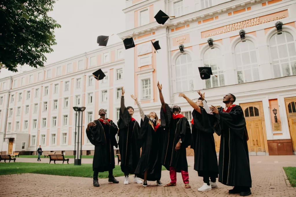 Universities have a crucial role to play in reducing the public service’s reliance on private consultants. : Rut Mit via Unsplash (https://unsplash.com/photos/hpRGrfOIybc) Unsplash Licence