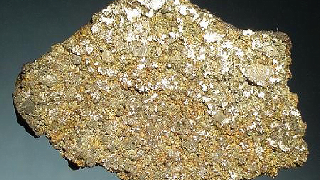 etrataenite , an iron-nickel alloy found only in meteorites, is a replacement for rare-earth minerals used in permanent magnets. : Robert M. Lavinsky, Wikimedia Commons CC BY-SA 3.0 https://creativecommons.org/licenses/by-sa/3.0/?ref=openverse