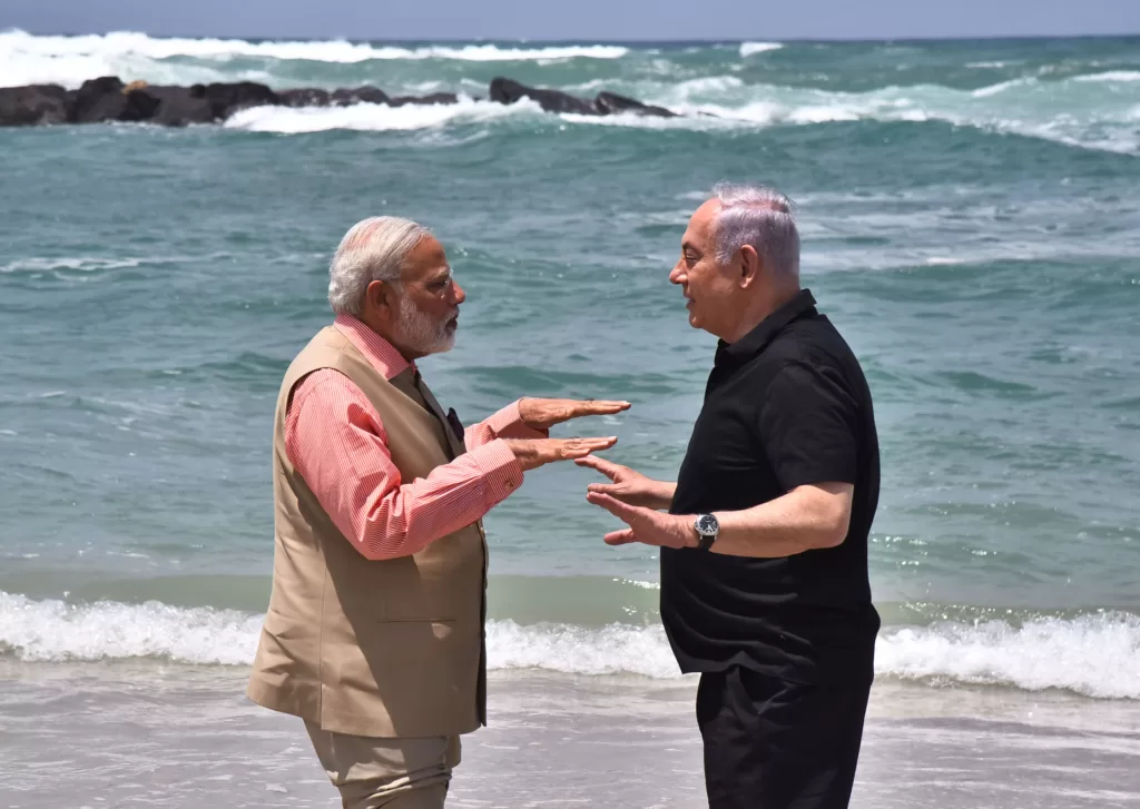 Indian Prime Minister Narendra Modi and Israeli Prime Minister Benjamin Netanyahu at Olga Beach, Israel, 6 July 2017. : Prime Minister’s Office , via Wikimedia Commons (GODL-India)