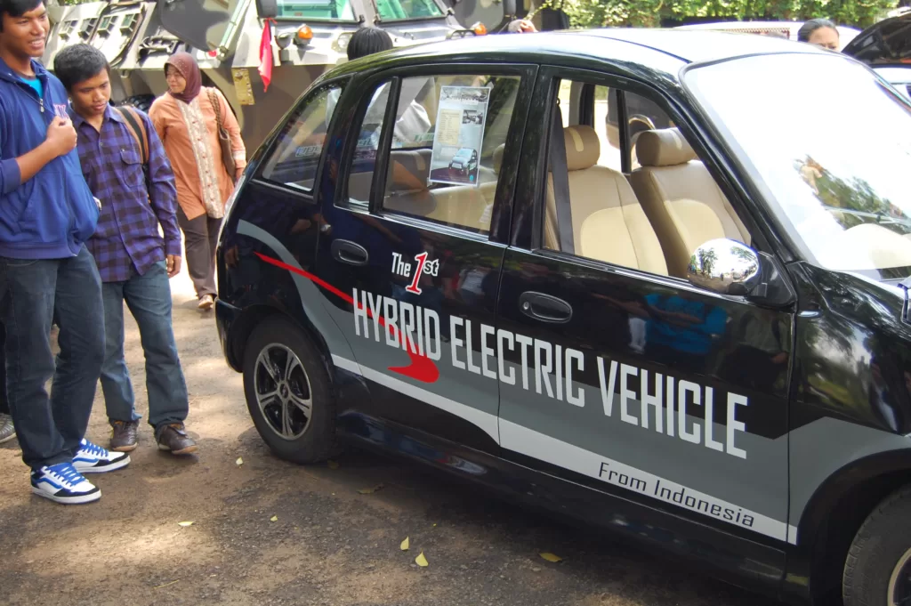 Indonesia still faces challenges in pushing people to use electric vehicles. : Hybryd Electric Vehicle by Ikhlasul Amal is availabble in  https://bit.ly/49Bj93i CC BY-NC 2.0 DEED