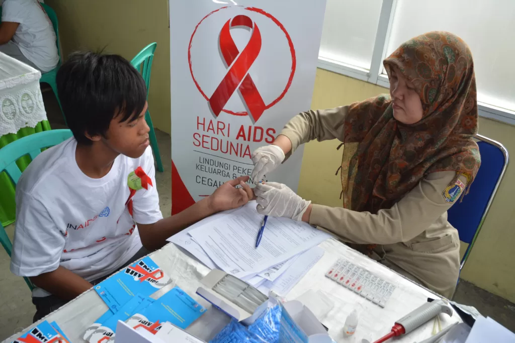 HIV testing can map hotspots, while online communications engage people in local prevention efforts. : VCT@Work initiative at Tanjung Priok Port, Jakarta is available at https://bit.ly/417kGu7 ILO Asia Pacific CC BY-NC-ND 2.0 DEED