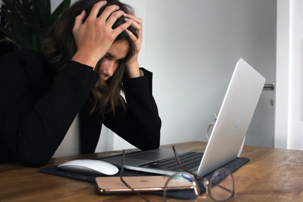 More apps for higher education workers to monitor their works create severe burdens. : “A business woman who is stressed and frustrated” by Elisa Ventur is available in https://bit.ly/4asjwNW by Unsplash