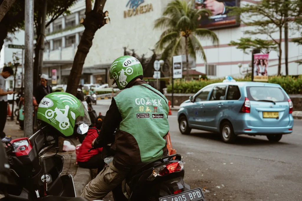 Gig workers in Indonesia are the poor relation in ‘partnerships’ that offer them little protection. : Afif Ramdhasuma available in https://bit.ly/4auBQGc By Unsplash