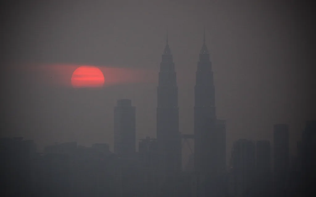 Breathing unclean air is equally bad as smoking. : Firdaus Latif (Wikimedia) CC BY-SA 2.0