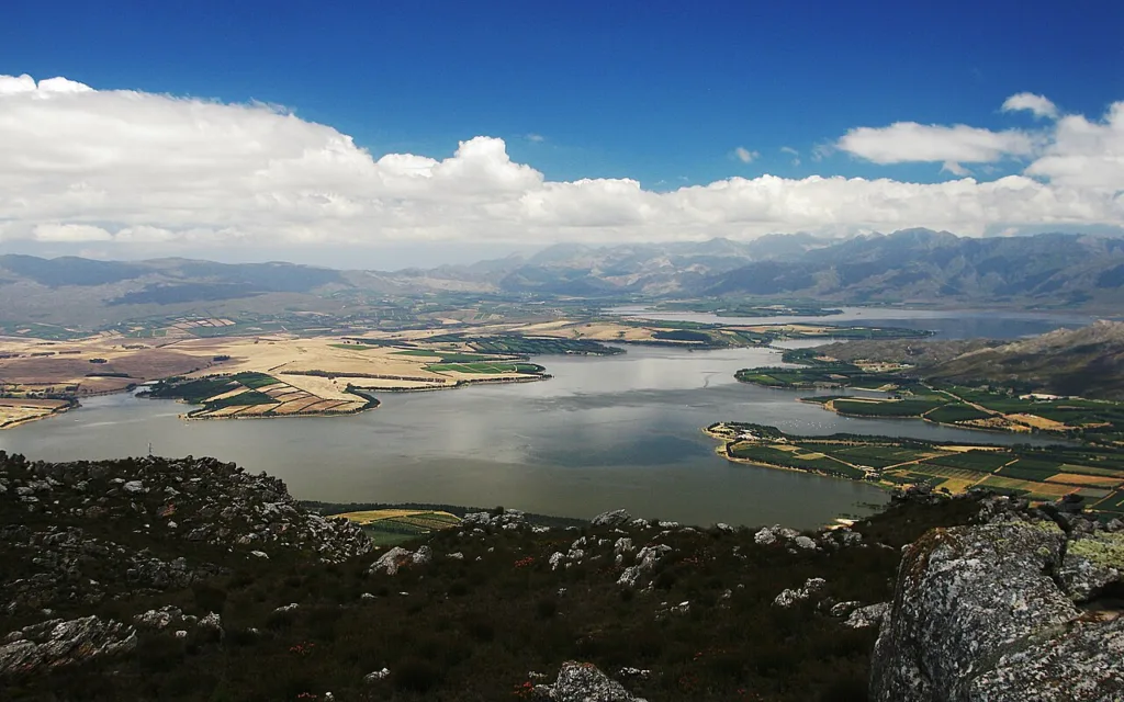 South Africa’s Theewaterskloof Dam is in better shape today than in 2018. : F.J. Erasmus, Wikimedia Commons Public domain
