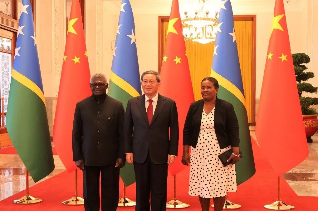 Manasseh Sogavare (left) with Chinese Premier Li Qiang and  Madam Emmy Sogavare. If Sogavere is re-elected, it’ll be good news for China. : https://solomons.gov.sb/ Public Domain
