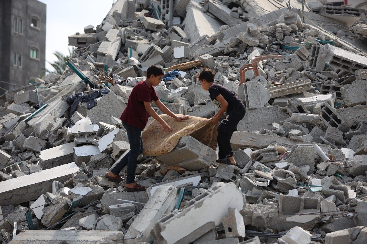Children salvage what they can amid the Gaza rubble : Hosny Salah / Pixabay CC0