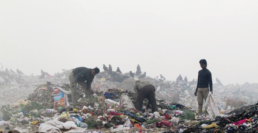 Informal workers risk health hazards to pick waste at Delhi’s Ghazipur landfill. : FacetsOfNonStickPans Wikimedia Commons