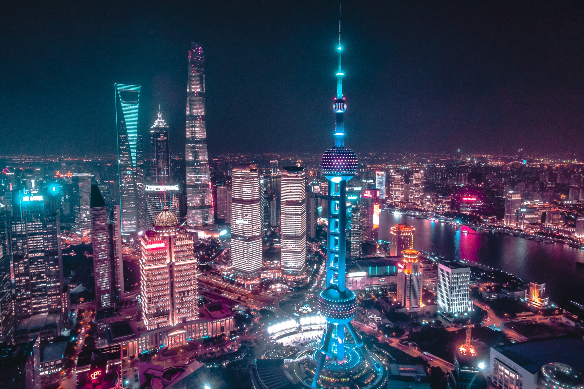 The skyline of Shanghai at night : Rodrigo.Argenton, Wikimedia Commons CC by 4.0