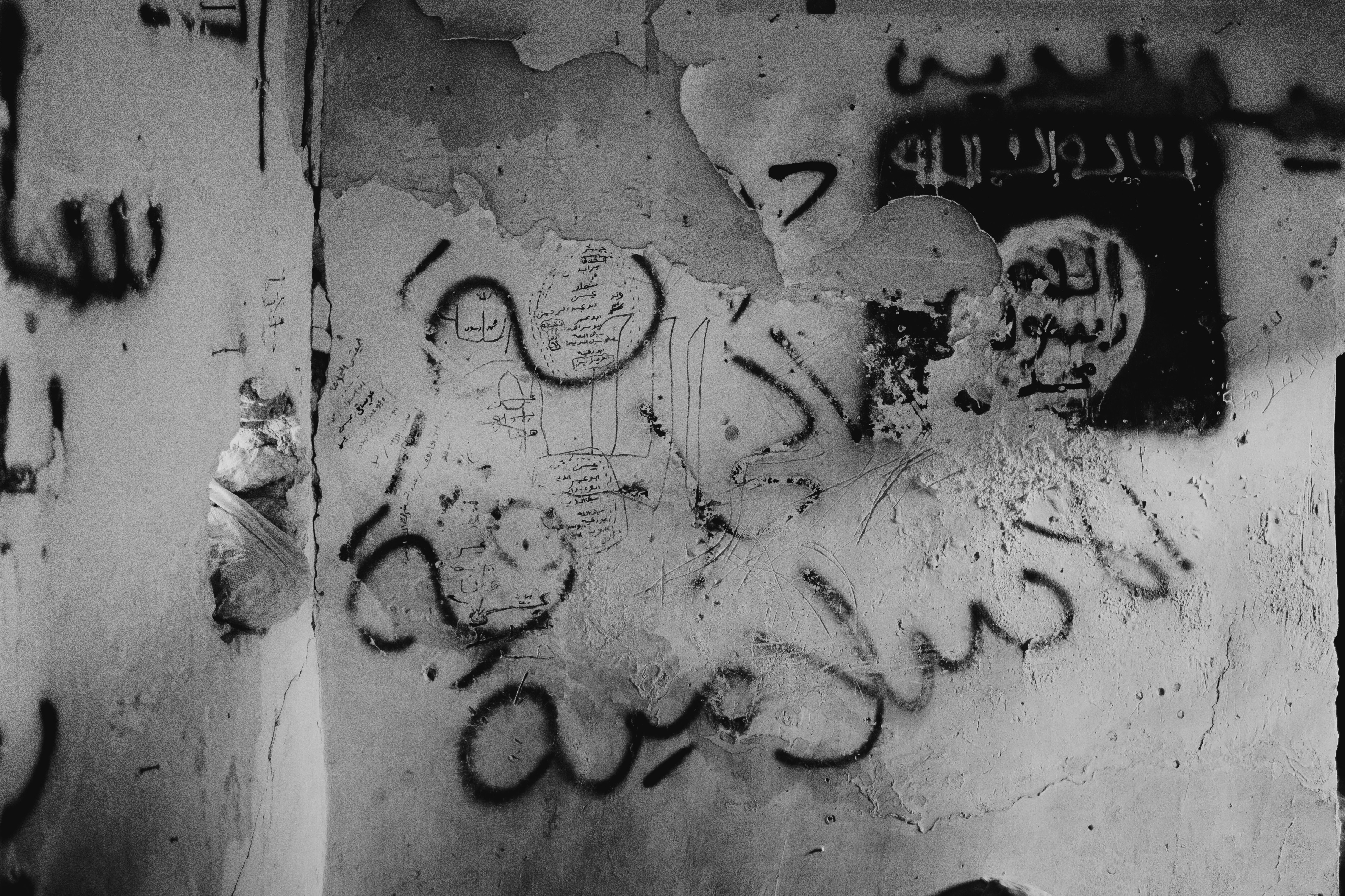 Islamic State flag graffiti on a wall. : Levi Clancy, via Wikimedia Commons CC0