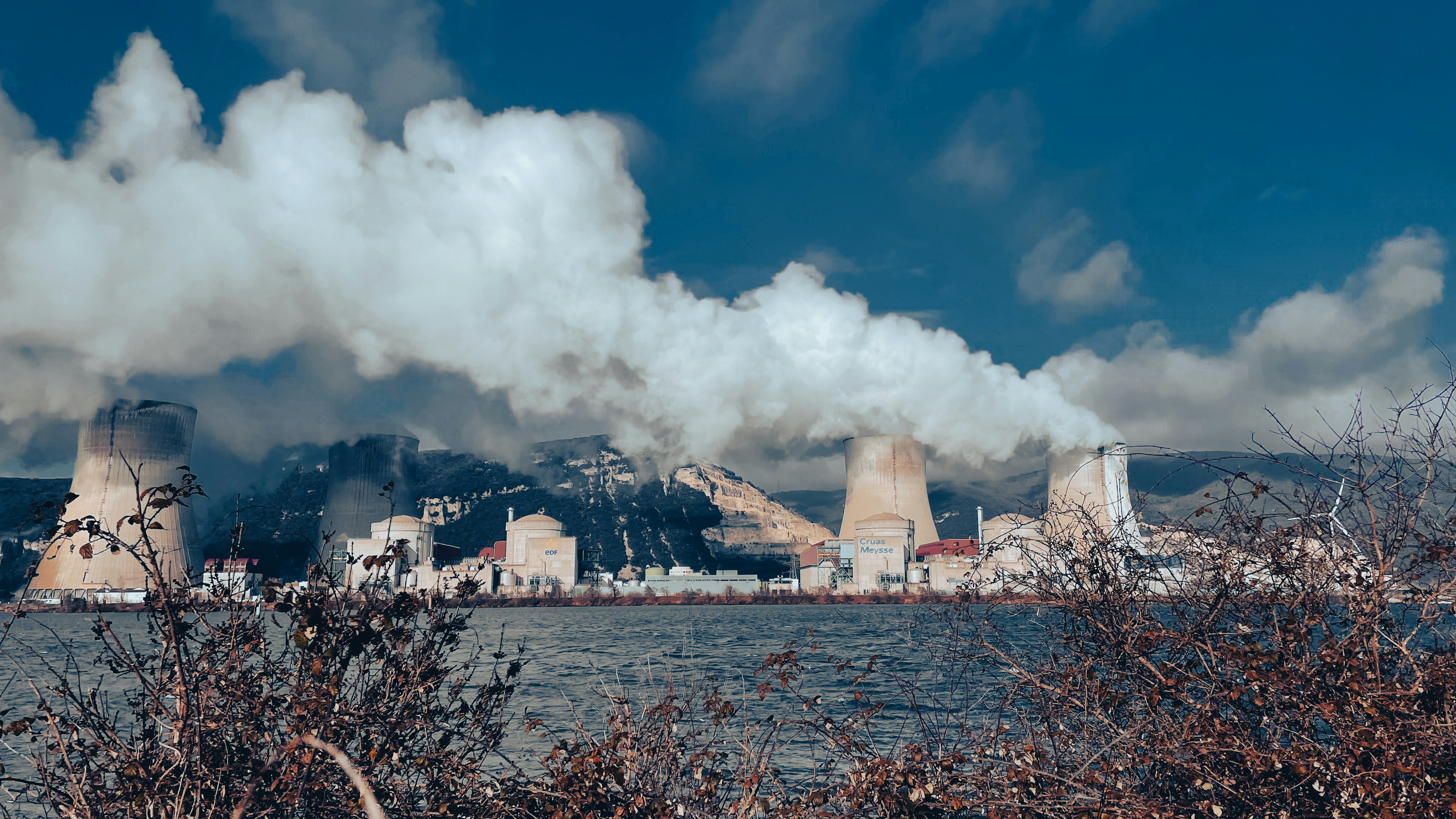 Nuclear power stations are a common sight in Europe — like this one in France — but would be unfamiliar to most Australians. : Unsplash: Jametlene Reskp Unsplash licence