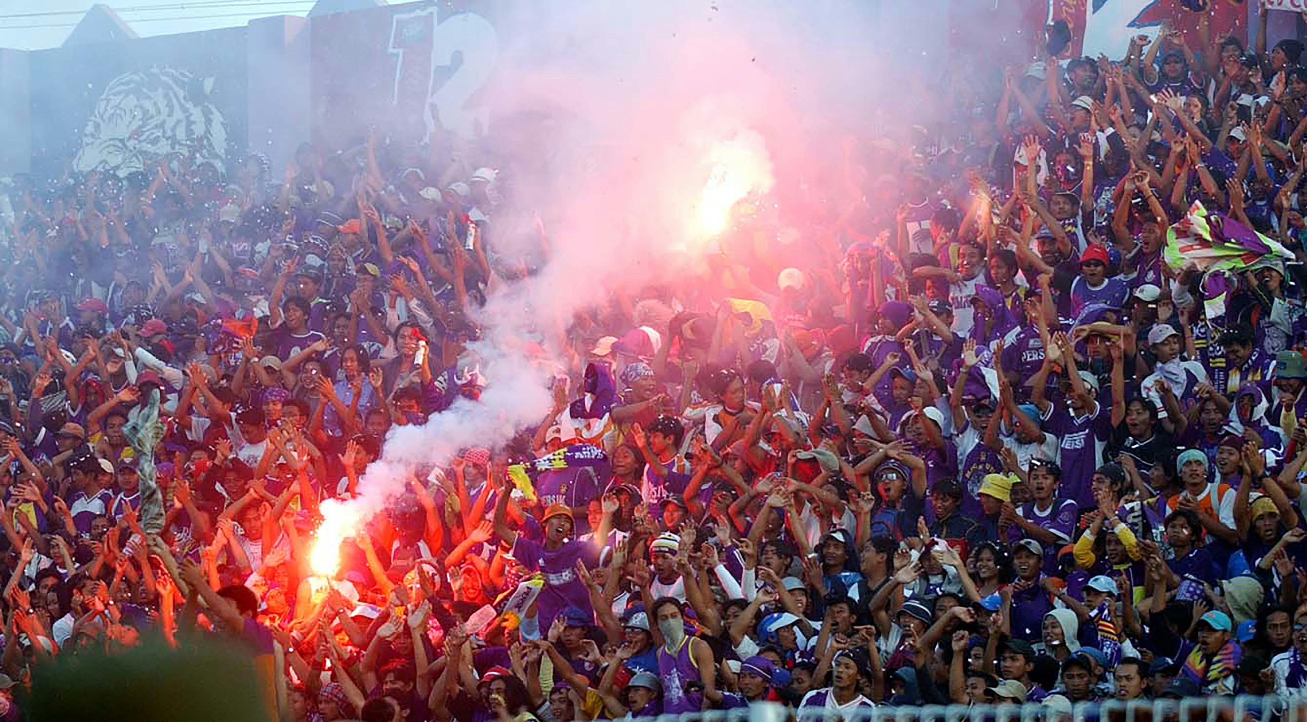 Fans of Arema FC at a game in Gajayana Stadium, Malang. : dodohawe show, Unsplash Unsplash licence