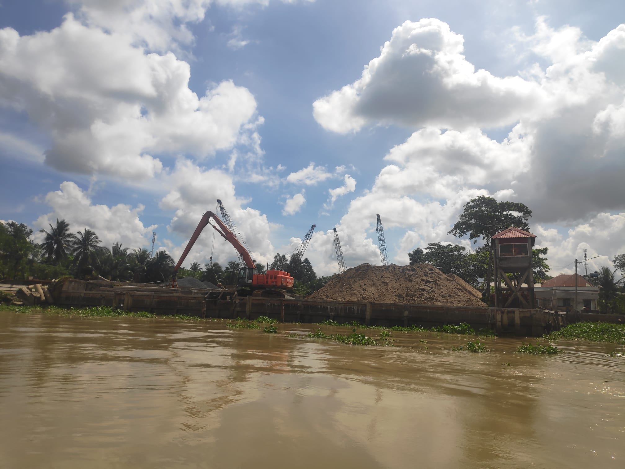 Sand mining continues unchecked along the Mekong River causing damage to the riverbed which in turn worsens the drought’s effects. : The Authors Edward Park, Dung Duc Tran