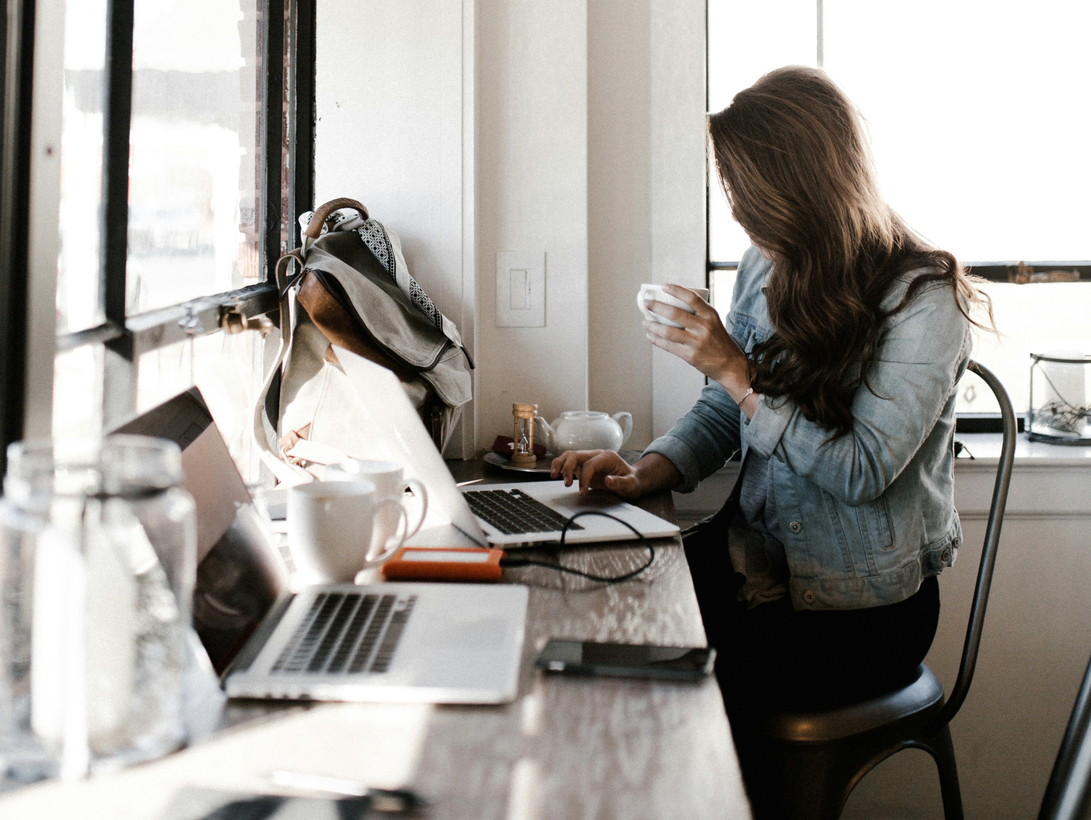 Employment outcomes improved for immigrants in many OECD countries in the wake of the pandemic. : Andrew Neel/Unsplash Unsplash licence