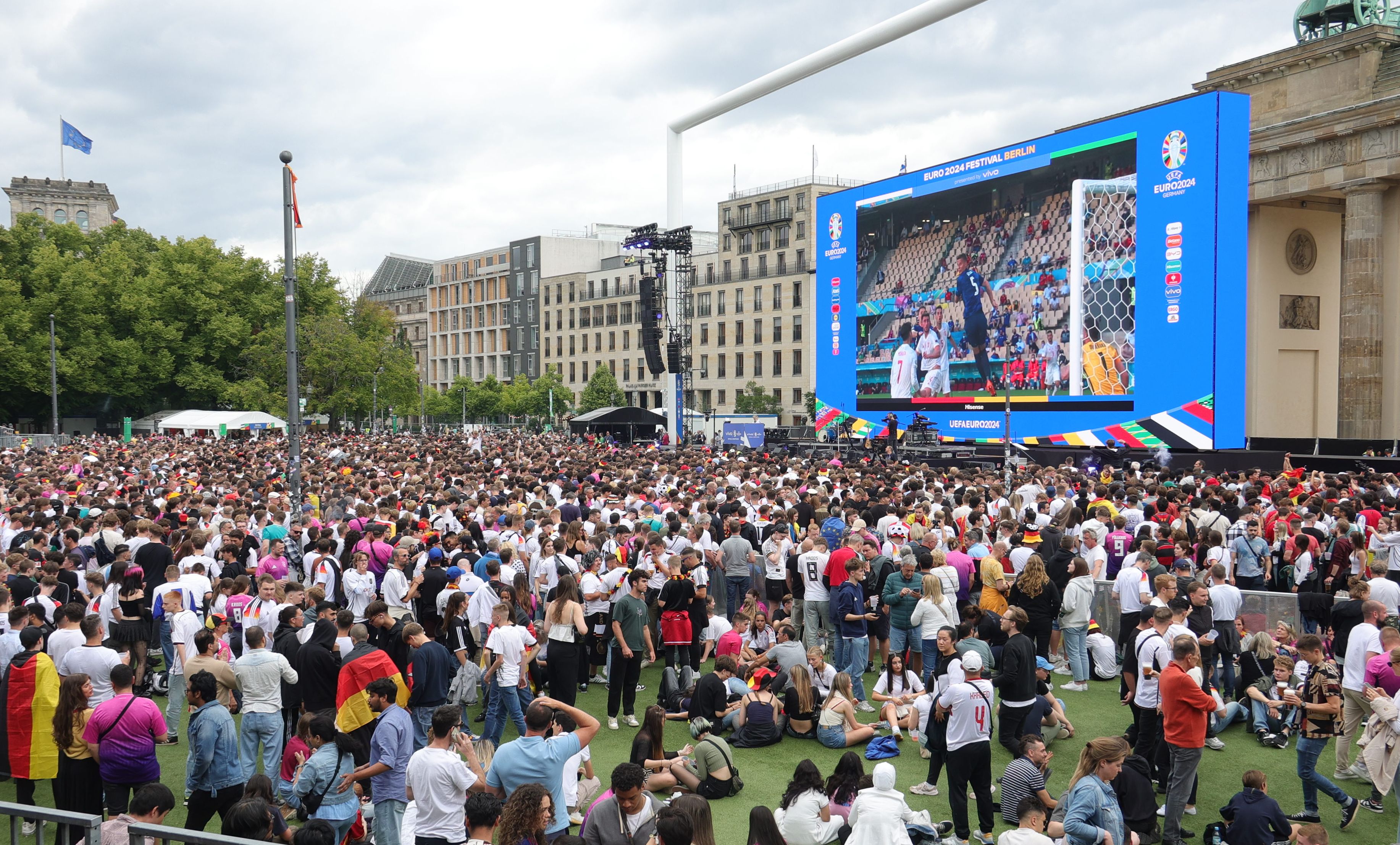 Fan parks can offer a safe haven for fans but challenges remain to ensure their effectiveness. : Sandro Halank (Wikimedia Commons) CC BY-SA 4.0