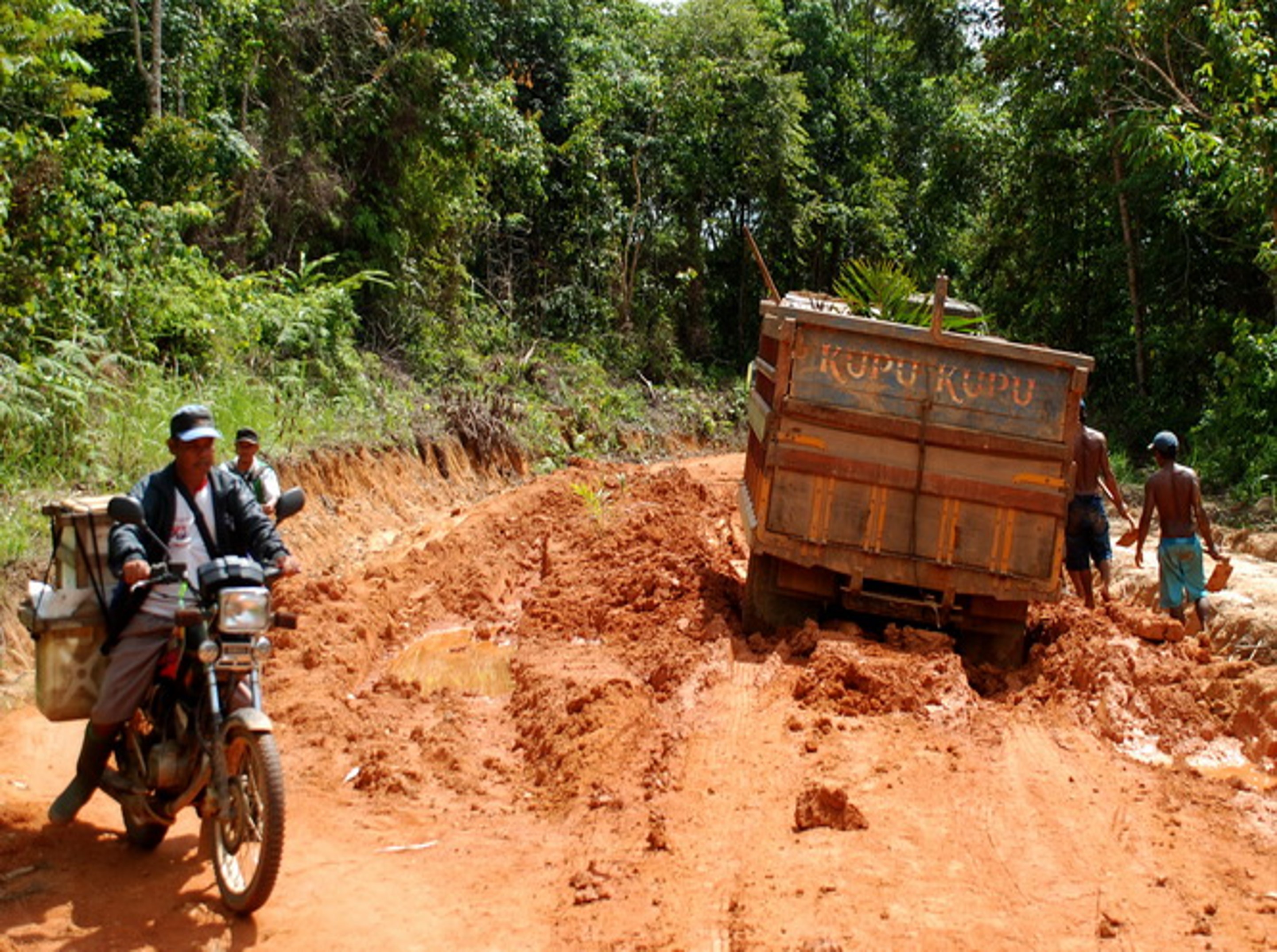 Impassable plantation roads are just one roadblock to sending fresh palm fruits to the mill. : “Terjebak” by Pujo Semedi CC 4.0