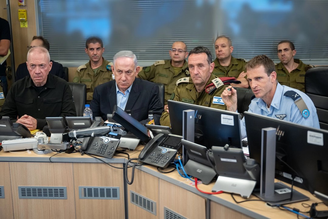 Benjamin Netanyahu sits with military personnel and Defence Minister Yoav Gallant (left). : IDF Spokesperson’s Unit CC by 3.0