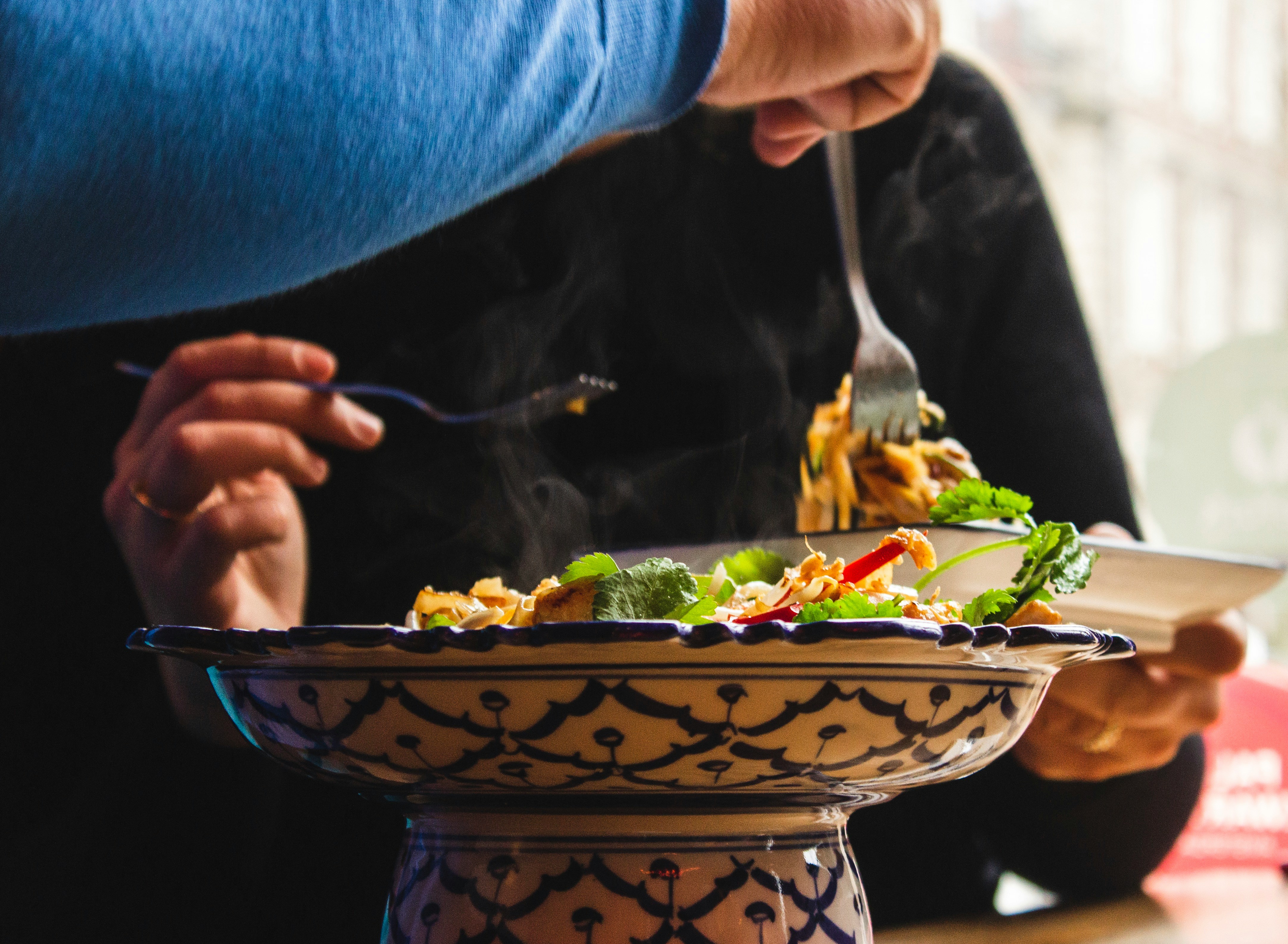 Zen eating is a mindful eating practice that transforms the way we eat and live. : Louis Hansel (Unsplash) Unsplash license